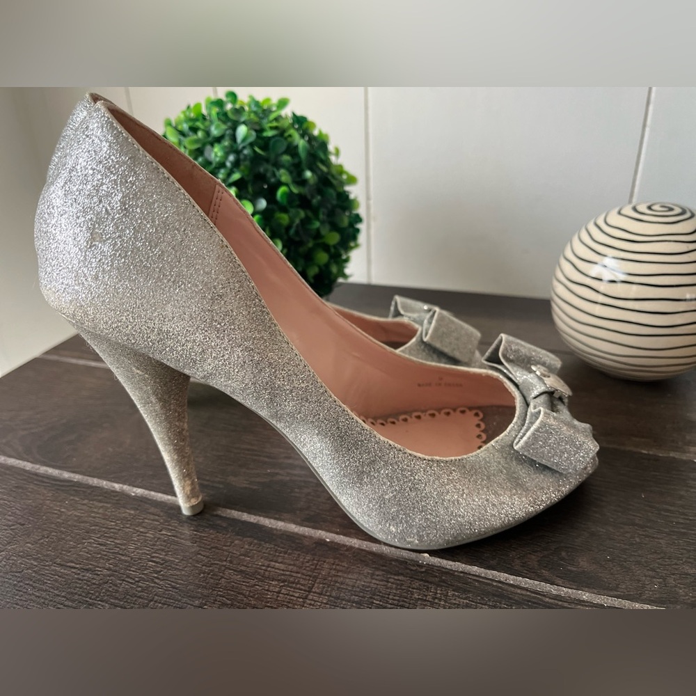 Hello Kitty Glittery Silver Bow Heels Peep Toe Charms Size 9 - Picture 3 of 13